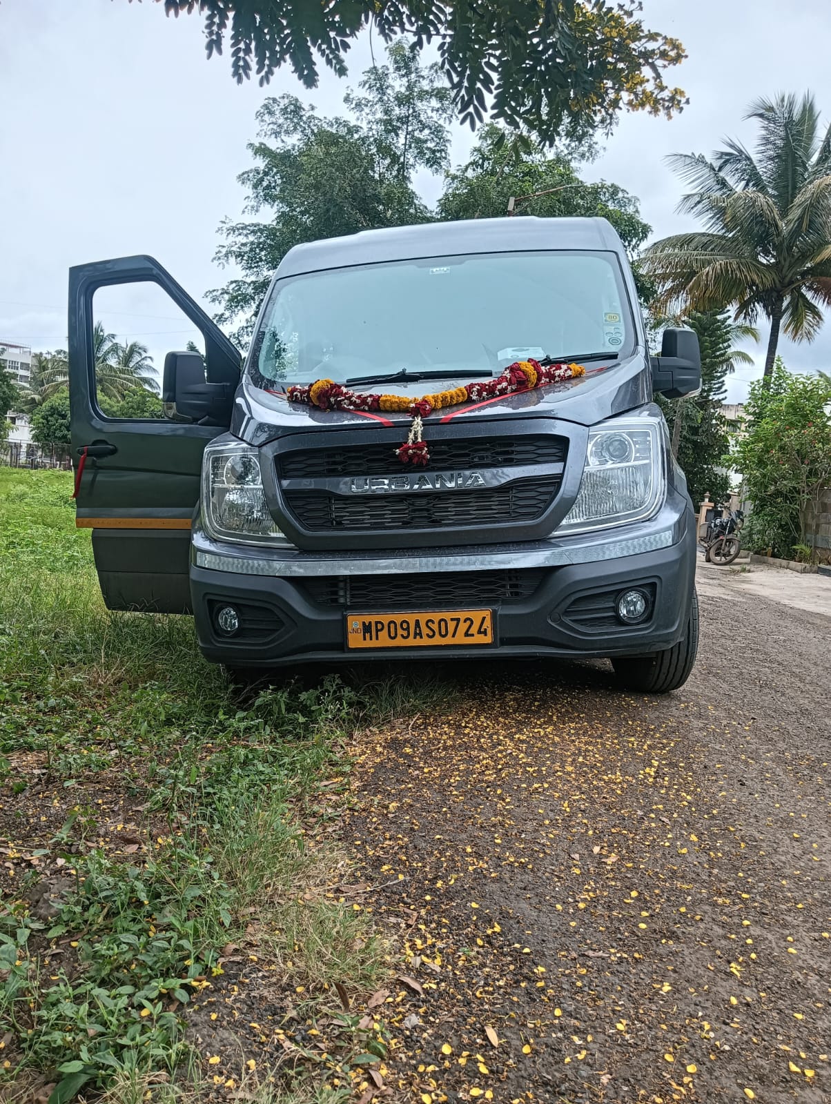 Force Urbania 16 seater